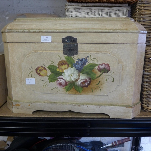 2180 - 8 Wicker baskets with painted wooden chest