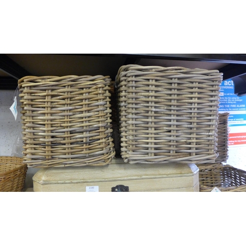 2180 - 8 Wicker baskets with painted wooden chest