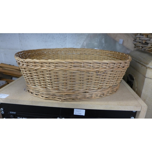 2180 - 8 Wicker baskets with painted wooden chest