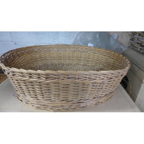 2180 - 8 Wicker baskets with painted wooden chest