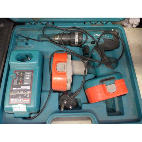 2029 - Makita site radio & Makita 18v cordless drill with charger