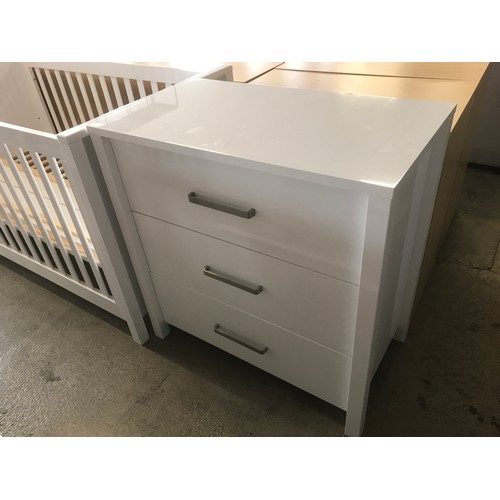 1691 - A Silver Cross white high gloss cot bed and chest of three drawers