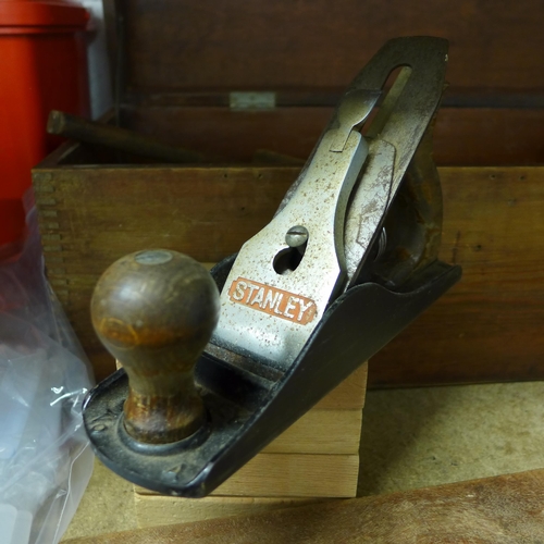 2195 - Carpenter's wooden tool box with a quantity of woodworking tools including a Record No.4 plane