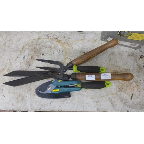 2362 - A small lot of garden tools