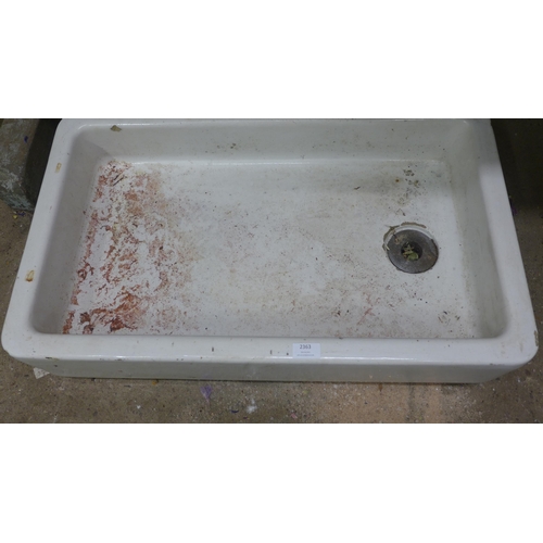 2363 - A shallow Belfast sink