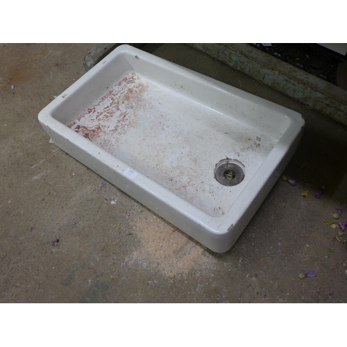 2363 - A shallow Belfast sink