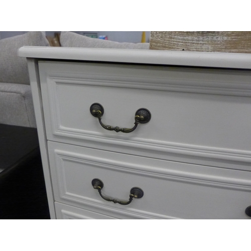 1548 - A white three drawer chest