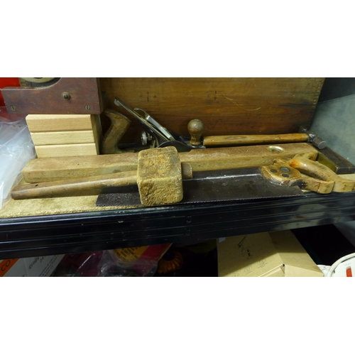 2195 - Carpenter's wooden tool box with a quantity of woodworking tools including a Record No.4 plane