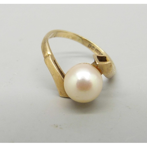 1008 - A 9ct gold and pearl ring, 2g, I