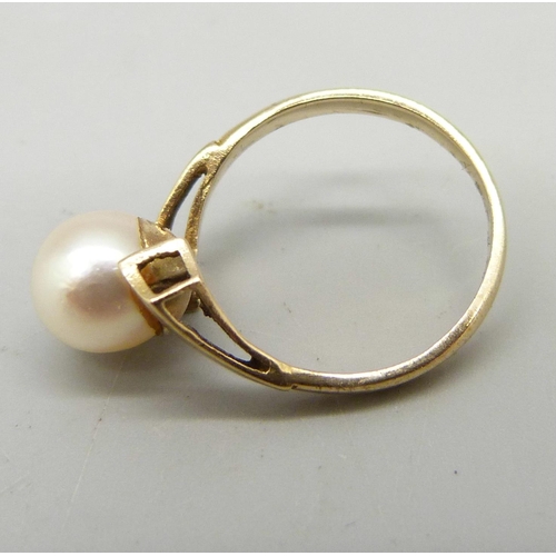 1008 - A 9ct gold and pearl ring, 2g, I