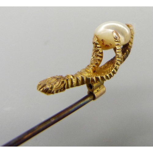 1019 - A 9ct gold claw mounted pearl stick pin, 1.9g