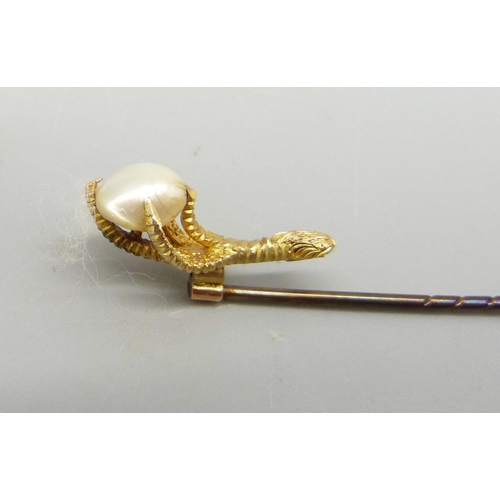 1019 - A 9ct gold claw mounted pearl stick pin, 1.9g