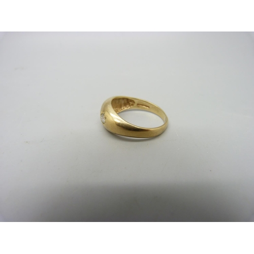 1027 - A 9ct gold, three stone ring, 3.3g, S