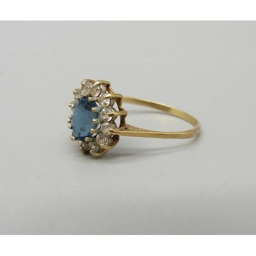 1032 - A 9ct gold cluster ring, 2.3g, R