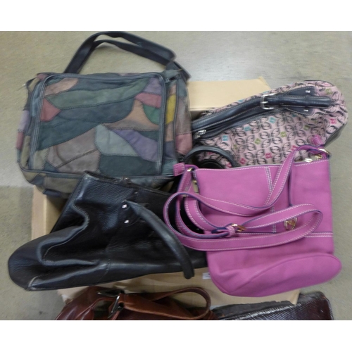 1040 - A collection of lady's handbags **PLEASE NOTE THIS LOT IS NOT ELIGIBLE FOR POSTING AND PACKING**