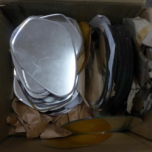 1042 - A quantity of mirror glass **PLEASE NOTE THIS LOT IS NOT ELIGIBLE FOR POSTING AND PACKING**