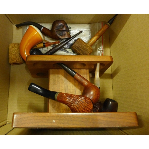 1053 - A pipe stand and a collection of pipes **PLEASE NOTE THIS LOT IS NOT ELIGIBLE FOR POSTING AND PACKIN... 