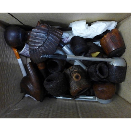 1053 - A pipe stand and a collection of pipes **PLEASE NOTE THIS LOT IS NOT ELIGIBLE FOR POSTING AND PACKIN... 