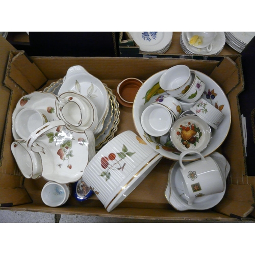 1066 - Five boxes of dinnerwares, various makers and patterns **PLEASE NOTE THIS LOT IS NOT ELIGIBLE FOR PO... 