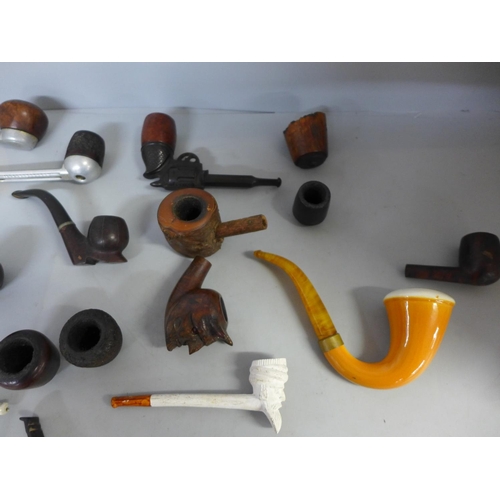 670 - A collection of novelty pipes