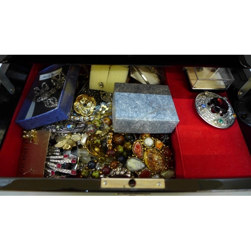 690 - An oriental jewellery box containing vintage and other jewellery including Pinchbeck mourning brooch... 