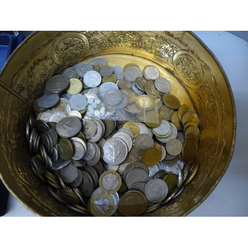 715 - A tin of British and foreign coins and a case of commemorative crowns