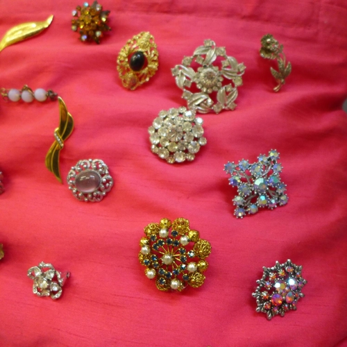 738 - Costume brooches