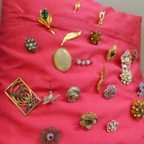 738 - Costume brooches