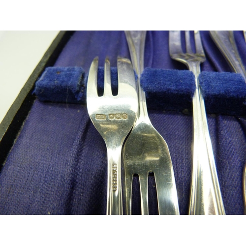 839 - A cased set of six silver cake forks, Sheffield 1933, 106g