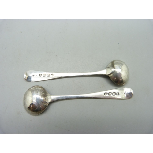 844 - A pair of Georgian silver salt spoons, crested, London 1825, 18g