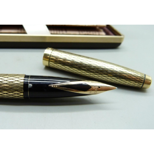 853 - A 14ct gold filled Sheaffer fountain pen with 14ct gold nib, with box