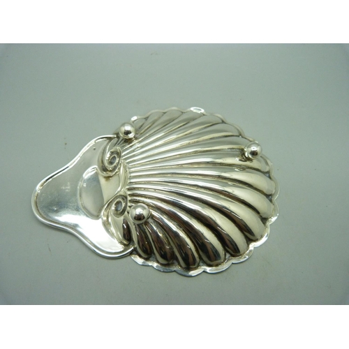 854 - A silver shell shaped butter dish, Sheffield 1901, 60g