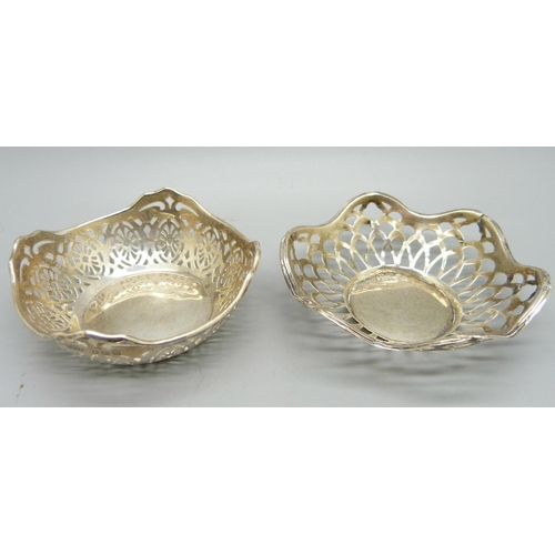 862 - Two small pierced silver dishes, Birmingham 1908 and 1919, 43g