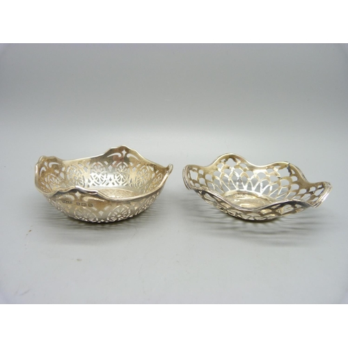 862 - Two small pierced silver dishes, Birmingham 1908 and 1919, 43g