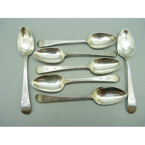 863 - A set of seven Georgian brite cut silver spoons, 101g