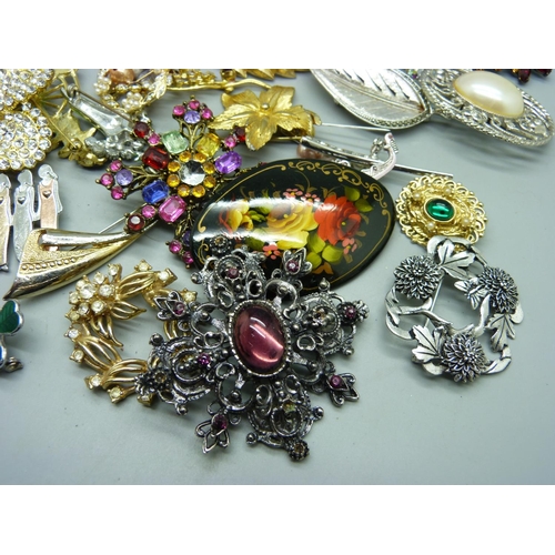 899 - A collection of brooches, (40+)