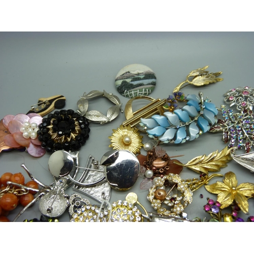 899 - A collection of brooches, (40+)