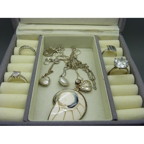 904 - A collection of silver and silver mounted jewellery