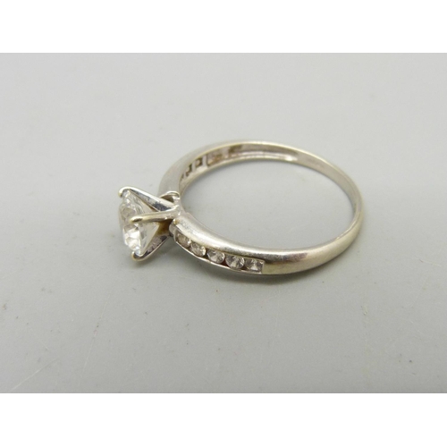 935 - A 9ct white gold and white stone ring, 2.2g, R