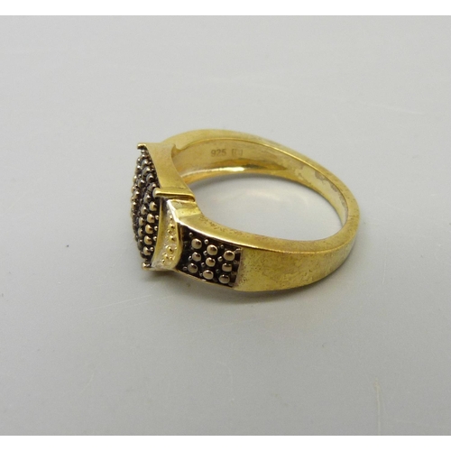 941 - A silver gilt and ten stone champagne coloured diamond ring, Q