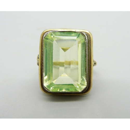 959 - An 800 silver gilt and green stone ring, marked on outer shank, M