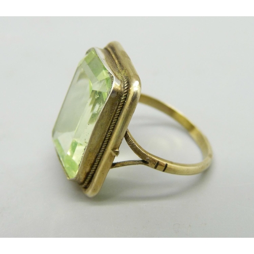 959 - An 800 silver gilt and green stone ring, marked on outer shank, M