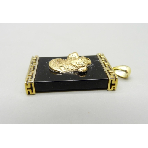 981 - A silver gilt and onyx pendant with dog detail, 21mm wide