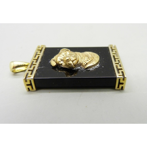 981 - A silver gilt and onyx pendant with dog detail, 21mm wide