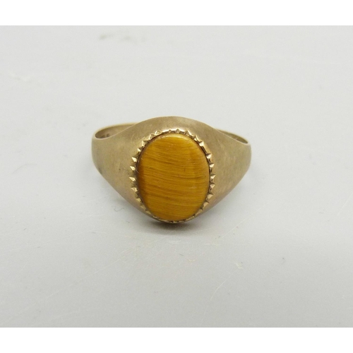 988 - A 9ct gold and tigers eye ring, 2.5g, Q