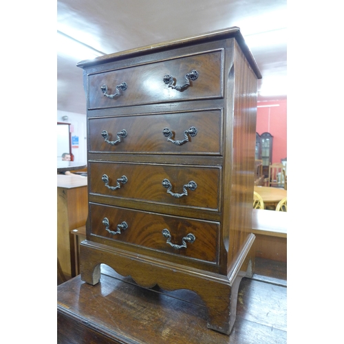 172 - A small mahogany chest of drawers