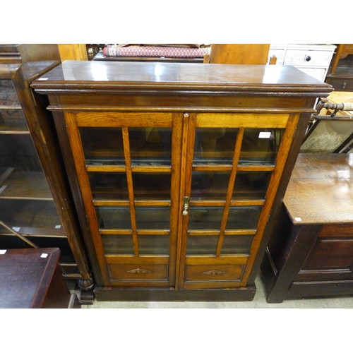 206 - An early 20th Century oak two door bookcase