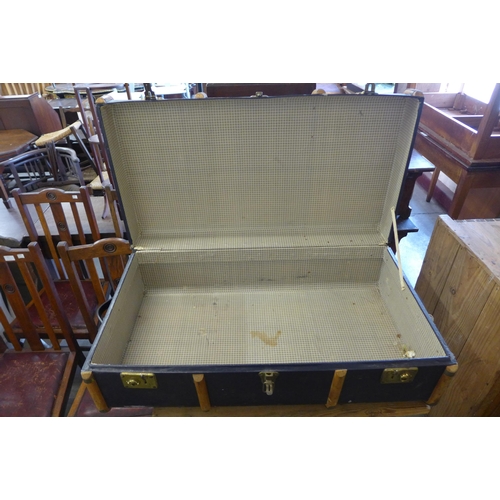 252 - An early 20th Century steamer trunk