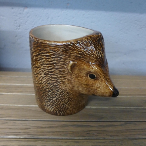 1317 - A hedgehog ceramic pencil/make-up brush pot (40-09)   #