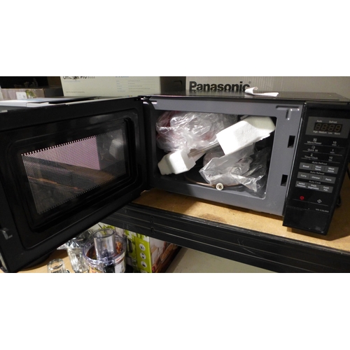 3153 - Panasonic Solo Black Microwave  (255-102)   * This lot is subject to vat